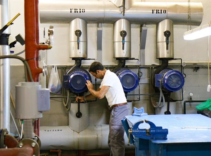 Archivo - Instalaciones de frío en el Virgen del Rocío.