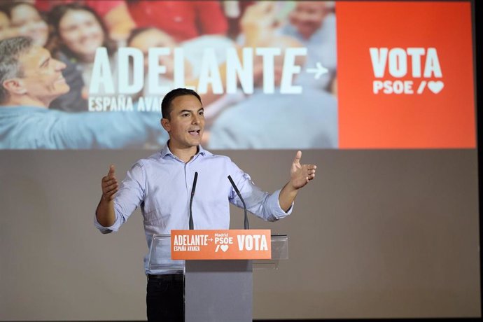 El portavoz socialista en la Asamblea y secretario general del PSOE-M, Juan Lobato, participan en un acto de campaña del PSOE