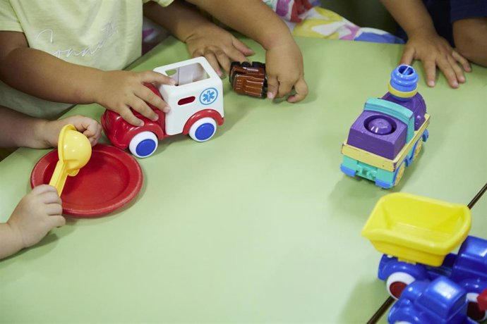 Archivo - Detalles de unos niños jugando en una mesa en Sevilla (Andalucía, España).
