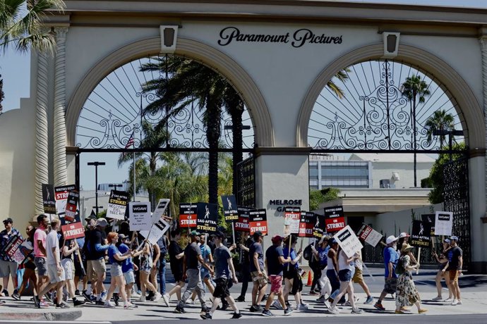 Manifestació a favor de la vaga de guionistes i actors davant dels estudis de la Paramount a Los Angeles