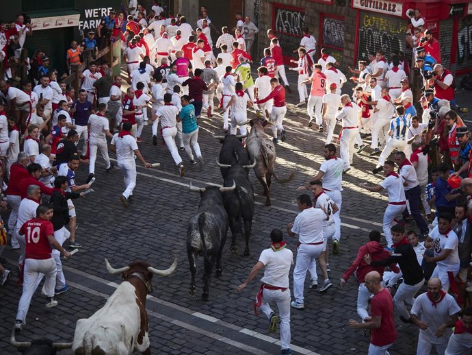 Corredores durante el último y octavo encierro de las fiestas de San Fermín 2023, a 14 de julio de 2023, en Pamplona, Navarra (España). Los toros de la ganadería de Miura, de Lora del Río (Sevilla) han sido los protagonistas del último encierro de los S