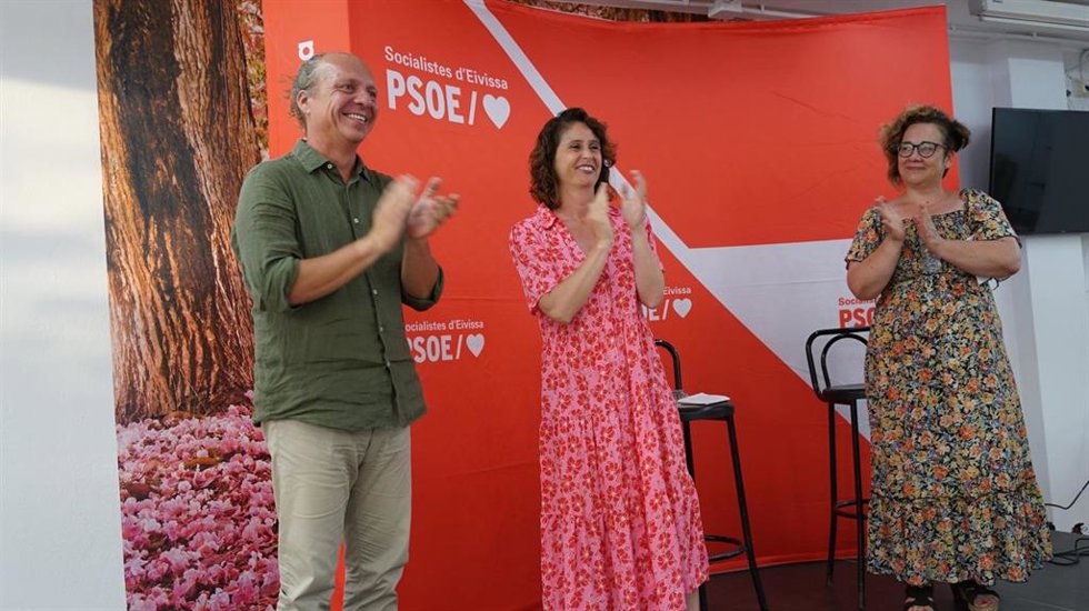 De izquierda a derecha, los candidatos del PSIB al Senado, Juanjo Ferrer, al Congreso, Milena Herrera, y la secretaria general del PSOE de Sant Josep, Pilar Ribas, en un acto electoral en cala de Bou.