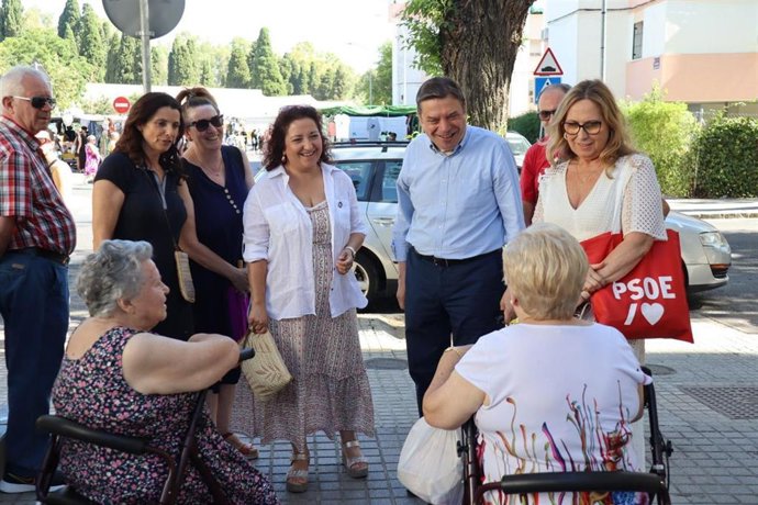 El cabeza de lista del PSOE al Congreso por Córdoba y ministro de Agricultura, Pesca y Alimentación, Luis Planas, en Córdoba