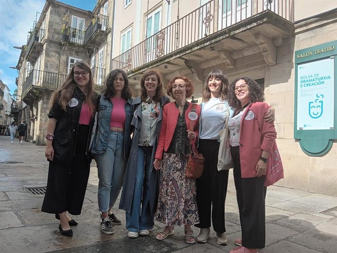 Las candidatas de Sumar al Congreso y Senado por A Coruña, Marta Lois y Marilar Aleixandre, junto a otras integrantes de la formación ante el Salón Teatro de Santiago