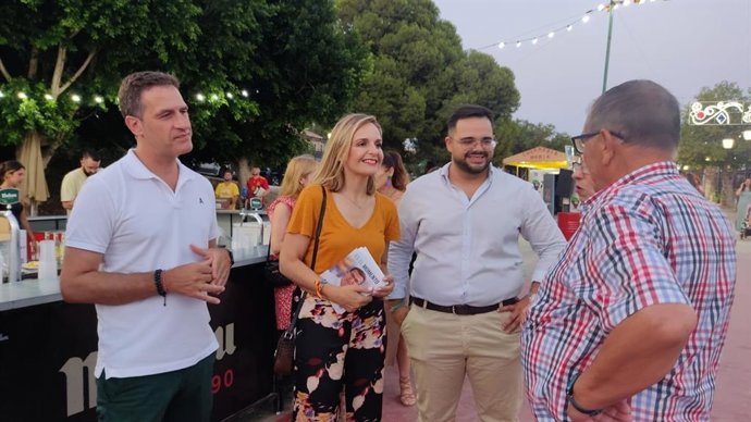 La candidata del PP de Almería al Congreso, Maribel S. Torregrosa, y el candidato al Senado, Miguel Ángel Castellón, y el alcalde de Zurgena, Domingo Trabalón, en un pseo electoral en la Alfoquía