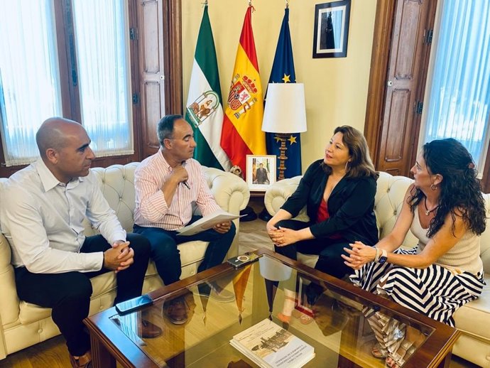 La consejera de Agricultura, Pesca, Agua y Desarrollo Rural, Carmen Crespo reunida con el presidente de la Organización Interprofesional Española de Frutas y Hortalizas (Hortiespaña), Juan Tomás Cano
