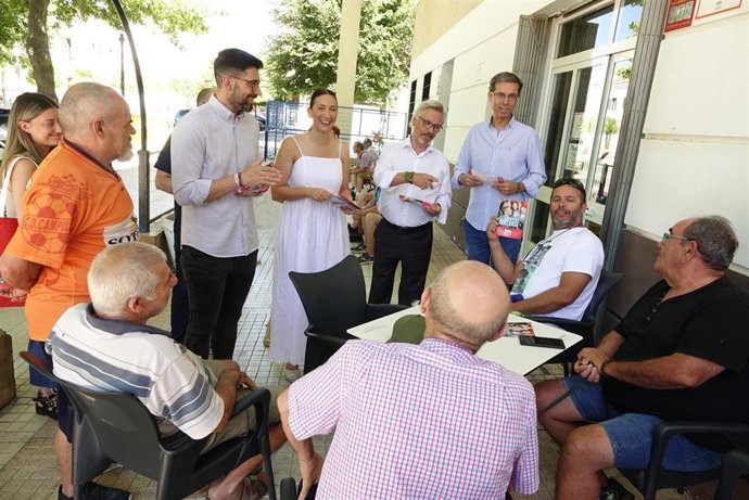 Los candidatos del PSOE al Congreso, Mari Nieves Ramírez y Cristóbal Fernández, el candidato al Senado, Rafael Granados, y el alcalde del Campillos, Diego Gómez, en una visita al municipio