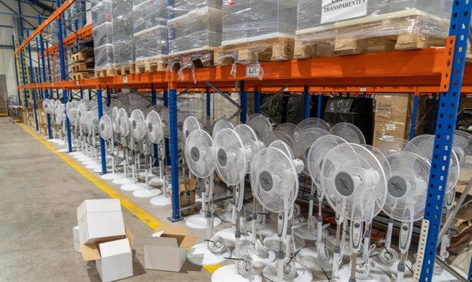 El Ayuntamiento instalará ventiladores y dispensará botellines de agua de cara a las elecciones del 23J