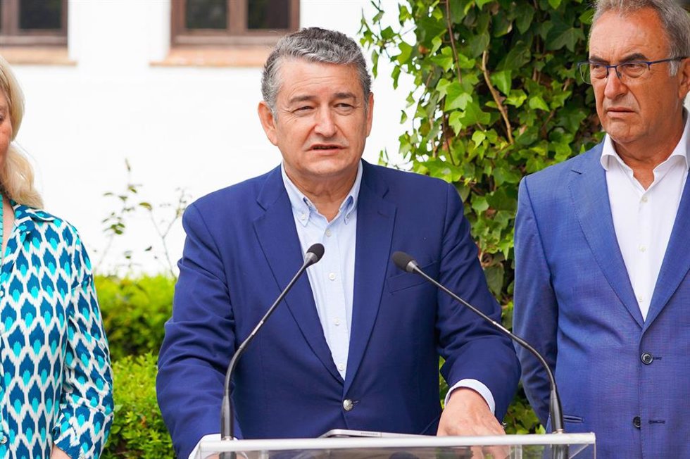 El consejero de la Presidencia, Interior, Diálogo Social y Simplificación Administrativa, Antonio Sanz, atiende a los medios tras su visita al ayuntamiento de Tarifa