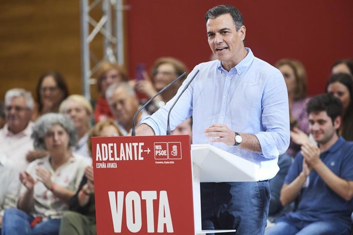 El secretario general del PSOE, presidente del Gobierno y candidato a la reelección, Pedro Sánchez, interviene durante un acto de campaña del PSOE, en el Paraninfo de la Universidad de Cantabria, a 13 de julio de 2023, en Santander, Cantabria (España). 