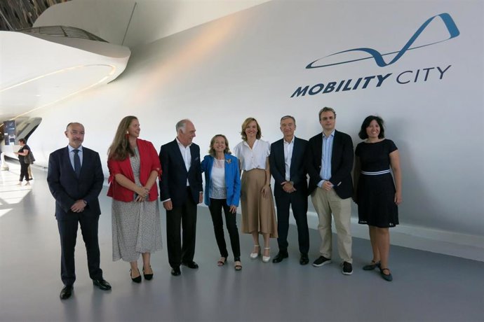 La vicepresidenta primera, Nadia Calviño, y la  ministra de Educación, Pilar Alegría, visitan Mobility City, junto al delegado del Gobierno, Fernando Beltrán, y responsables de Ibecaja y Fundación Ibercaja, promotora de este proyecto de movilidad.
