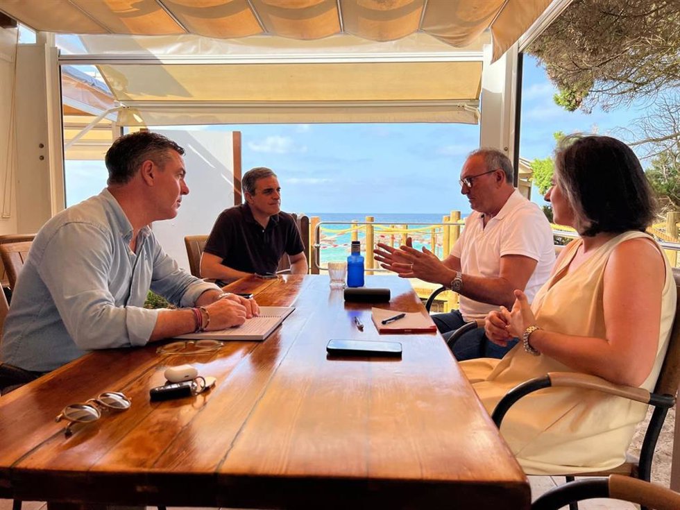 Reunión de los candidatos del PP al Senado, Miquel Jerez, y al Congreso, José Vicente Marí, con la Plataforma de afectados por el deslinde de Costas.