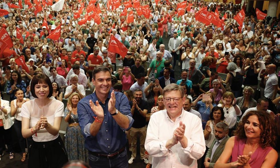 La ministra de Ciencia y candidata socialista para el 23J por Valencia, Diana Morant; el presidente del Gobierno y candidato a la reelección, Pedro Sénchez, y el secretario general del PSPV y 'president' saliente, Ximo Puig, en el mitin de Valncia.