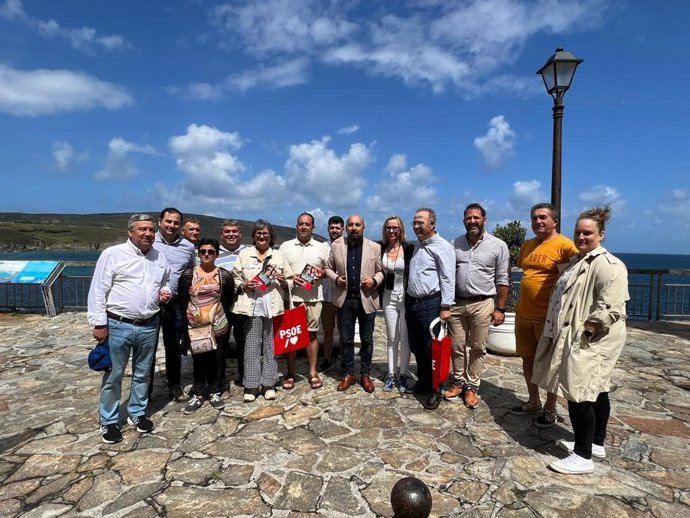 El secretario de Organización del PSdeG, José Manuel Lage, en Malpica junto a candidatos y militantes