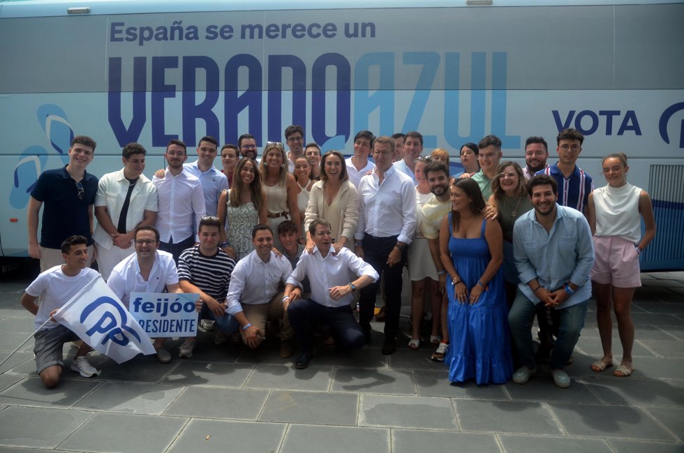 El presidente del Partido Popular y candidato a la presidencia del Gobierno, Alberto Núñez Feijóo, y la candidata al Congreso por La Rioja y secretaria general del PP, Cuca Gamarra, posan con miembros de Juventudes del PP 
