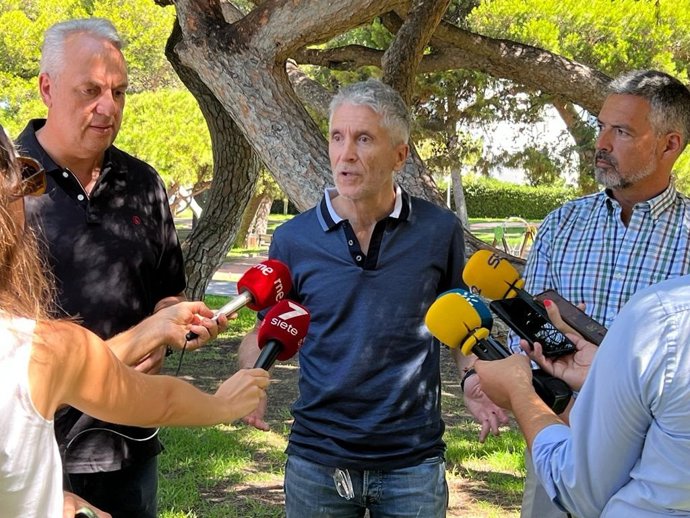 El candidato del PSOE al Congreso por la provincia de Cádiz, Fernando Grande-Marlaska, atiende a los medios durante un acto electoral celebrado con jóvenes.