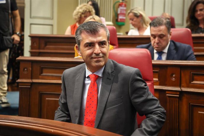 El presidente del Partido Popular (PP) de Canarias, Manuel Domínguez, durante el pleno de investidura en el debate de investidura del nuevo presidente del Gobierno de Canarias, en el Parlamento de Canarias