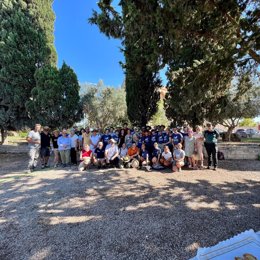 Una delegación del Ayuntamiento de Alcúdia visita a los estudiantes que participarán en la campaña de excavaciones de la ciudad romana de Pollentia.