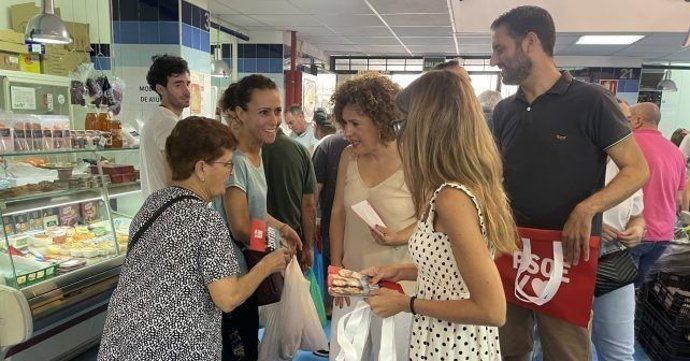 Limón participa en un acto electoral en un mercado de Ayamonte.