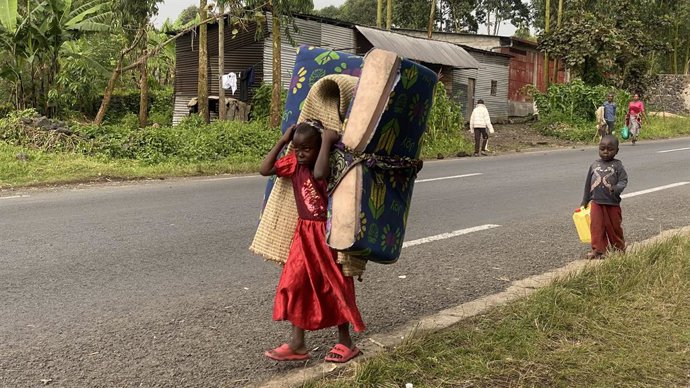 Archivo - GOMA (DR CONGO), Nov. 15, 2022  -- People fleeing fighting between the army and rebels are on their way toward Goma, North Kivu province, the Democratic Republic of the Congo, on Nov. 15, 2022.