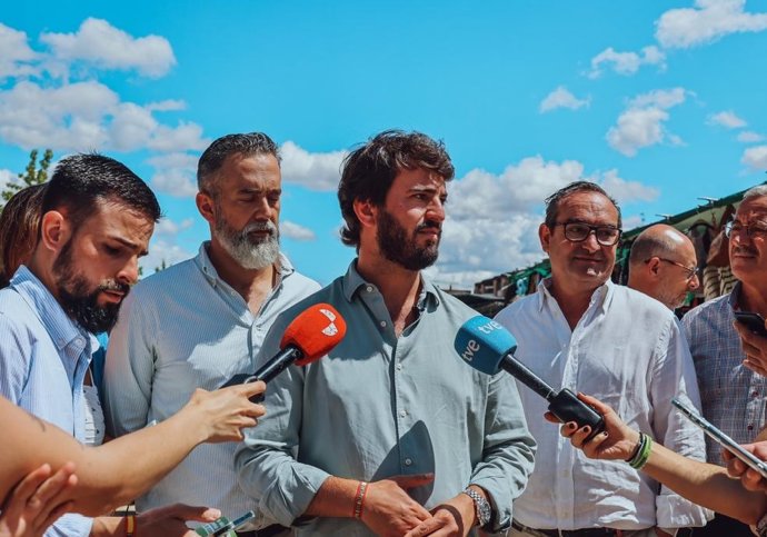 El vicepresidente de la Junta de Castilla y León, Juan García-Gallardo, durante una visita a la localidad burgalesa de Mirande de Ebro