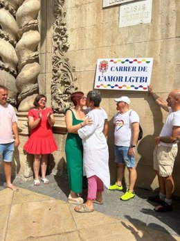 La cabeza de lista de Compromís-Sumar al Congreso por Valencia, gueda Micó, participa en una acción en defensa los derechos de las personas LGTBI en Alicante