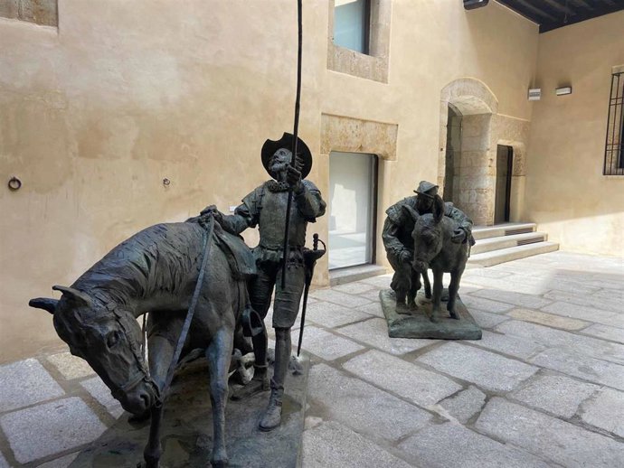 Más de 14.500 personas visitan la exposición homenaje al pintor salmantino Fernando Mayoral en la Torre de los Anaya