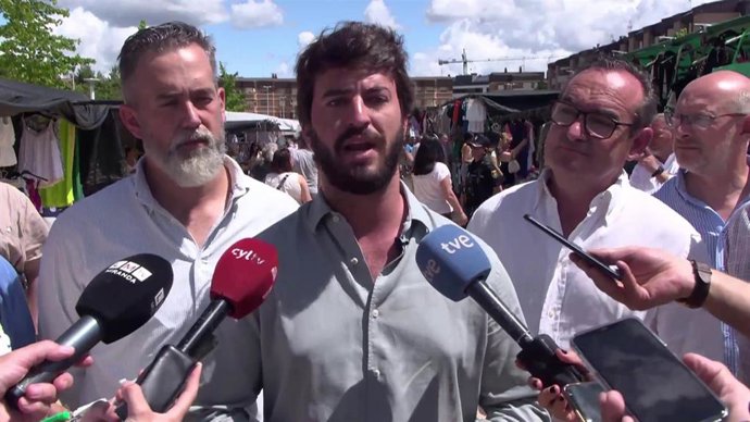 El vicepresidente de la Junta de Castilla y León, Juan García-Gallardo, con los candidatos de Vox por Burgos al Congreso y Senado, Javier Martínez y Eduardo Peña