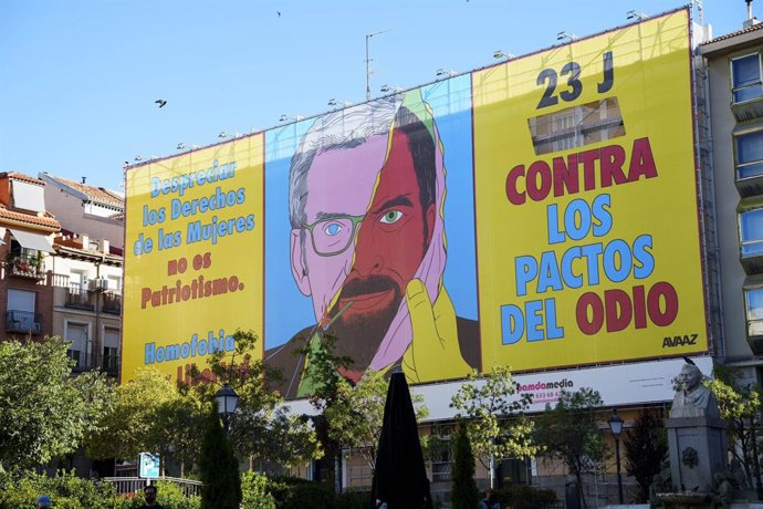 La Junta Electoral dona la raó a Vox i demana treure parcialment o completament la lona desplegada a la plaa Pedro Zerolo (Madrid)