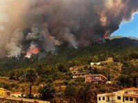 Las autoridades evacuan el núcleo poblacional de Tijarafe (La Palma) ante el avance del incendio forestal