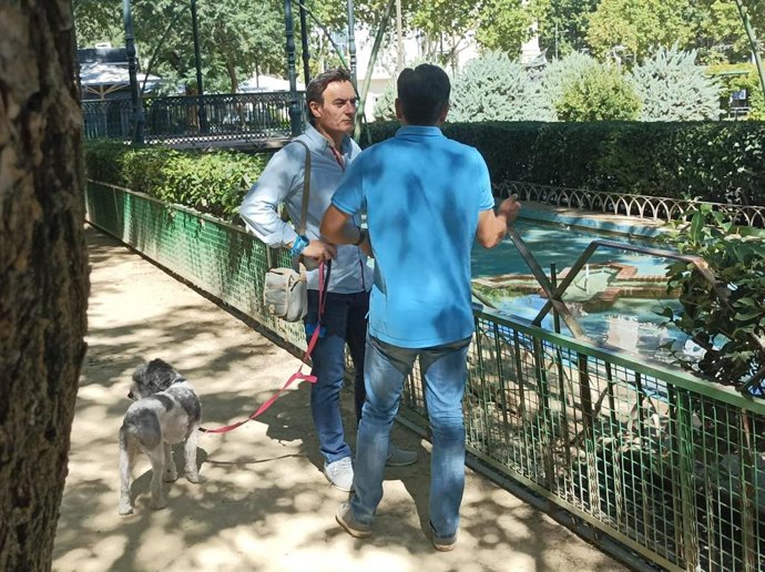 El alcalde de Jaén, Agustín González, acompañado del concejal de Conservación e Infraestructuras Municipales, Antonio Losa, comprueban las actuaciones de limpieza y acondicionamiento en el estanque del Parque de la Concordia.