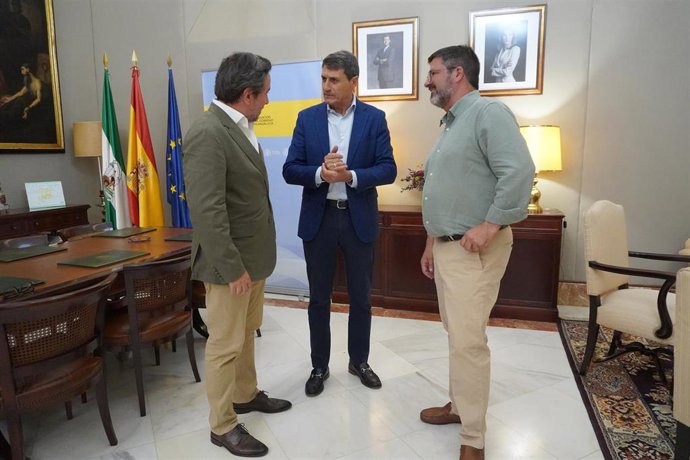 El delegado del Gobierno, Pedro Fernández, con dirigentes de Ceacop.