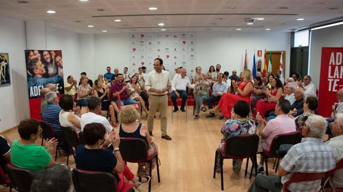 El cabeza de lista del PSOE de Almería al Congreso el 23J, Antonio Hernando Vera, en un encuentro con autónomos y pymes.