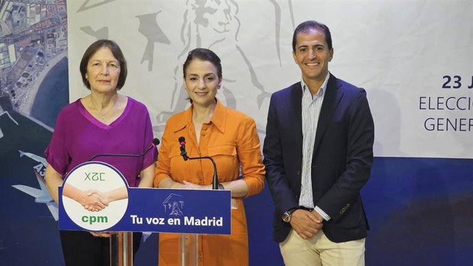 La candidata al Congreso de los Diputados, Dunia Almansouri, en el centro