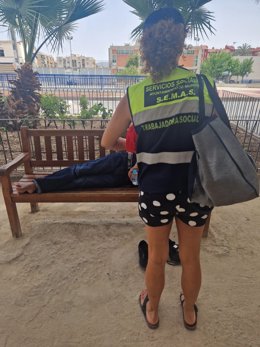 Un equipo del Servicio de Emergencia Móvil y Atención Social (SEMAS) atiende a una persona durante la ola de calor