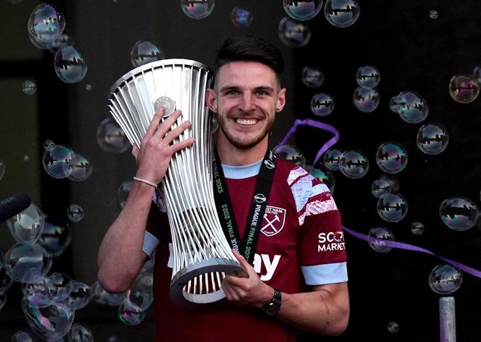 Archivo - Declan Rice con el trofeo de la Conference League