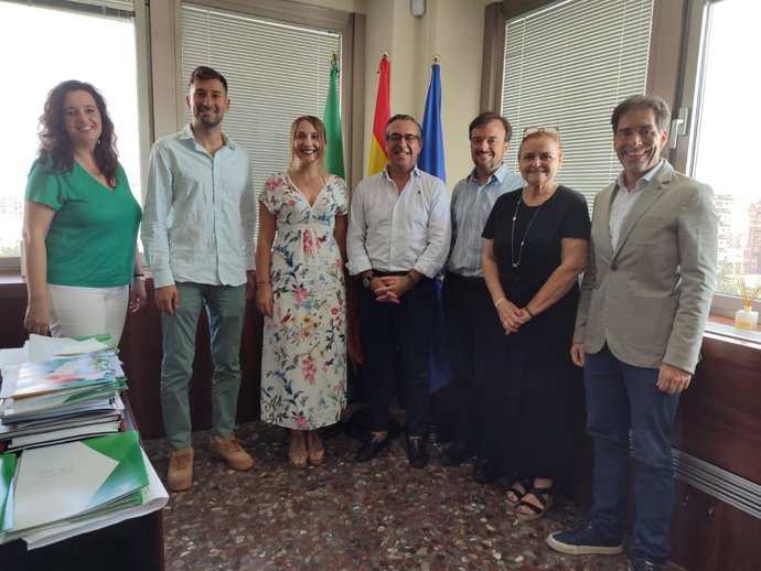 El delegado de Desarrollo Educativo y Formación Profesional y de Universidad, Investigación e Innovación, Miguel Briones, recibe a las empresas malagueñas EasyChatbot y MetaMedicsVR