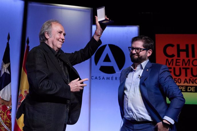 El presidente de la República de Chile, Gabriel Boric (d) entrega una medalla al cantautor Joan Manuel Serrat (i), durante el acto Chile: memoria y futuro a 50 años del golpe de Estado, en Casa de América, a 15 de julio de 2023, en Madrid (España).