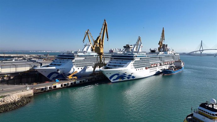 Archivo - Cruceros en los astilleros de Navantia en Cádiz, archivo 