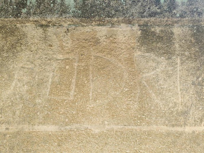 Detalle de uno de los actos vandálicos cometidos en la fortaleza medieval.