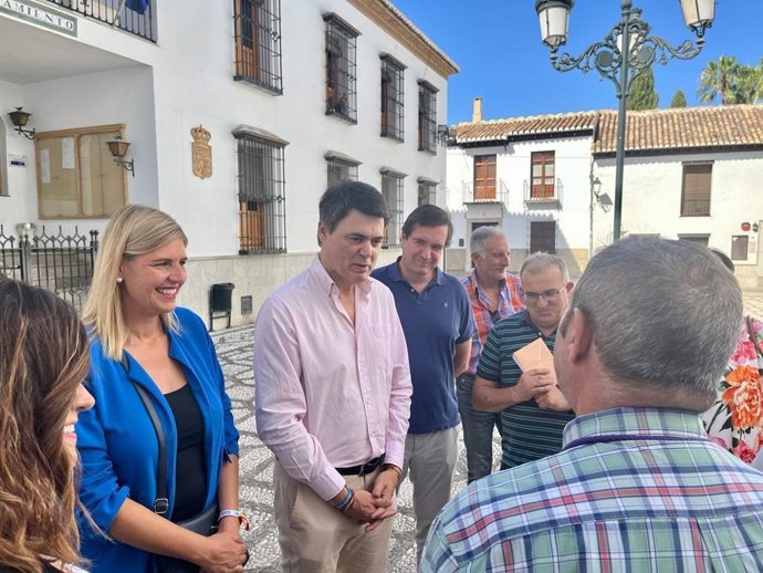 El candidato del PP al Congreso de los Diputados por Granada, Carlos Rojas, en un paseo electoral en La Zubia