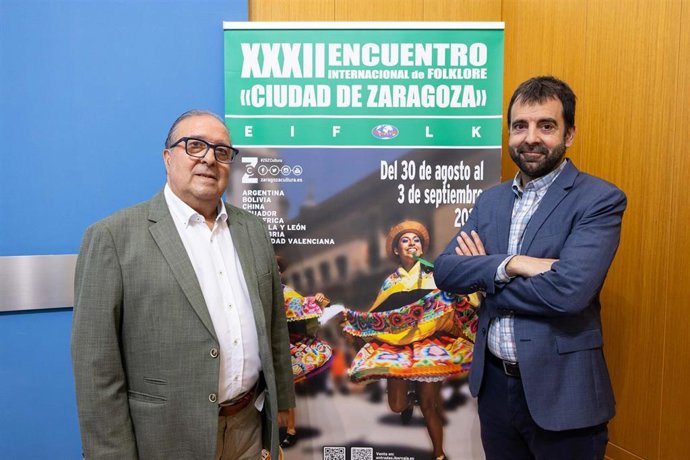El gerente de la Sociedad Zaragoza Cultural, David Lozano, y el presidente de la Asociación Cultural Raíces del Folklore Aragonés, Angel Martínez.