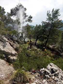 Archivo - Efectivos de la Conselleria de Medio Ambiente y Territorio actuando para sofocar el pequeño incendio.