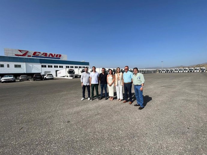 La candidata del PP al Congreso Maribel S. Torregrosa, junto a los candidatos al Senado Miguel Ángel Castellón y Juan José Matarí, y el portavoz del PP en el Ayuntamiento de Antas, Juan de Dios Sola, visitan la empresa de transportes J.Cano.