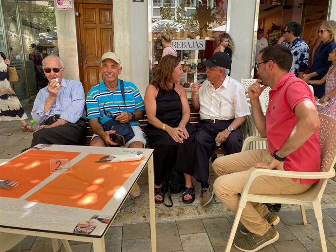 La candidata del PSIB al Congreso para las elecciones del 23J, Francina Armengol, participa en un acto electoral en Maó.