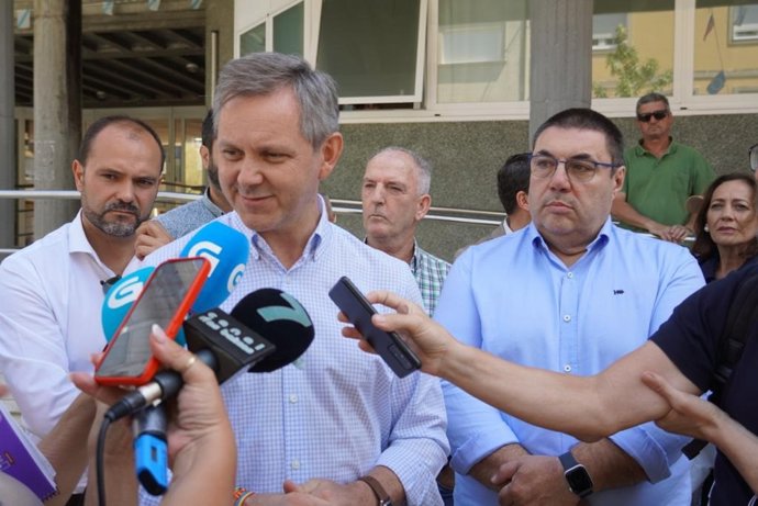 El ministro de Sanidad, José Miñones, atiende a los medios en Noia (A Coruña)