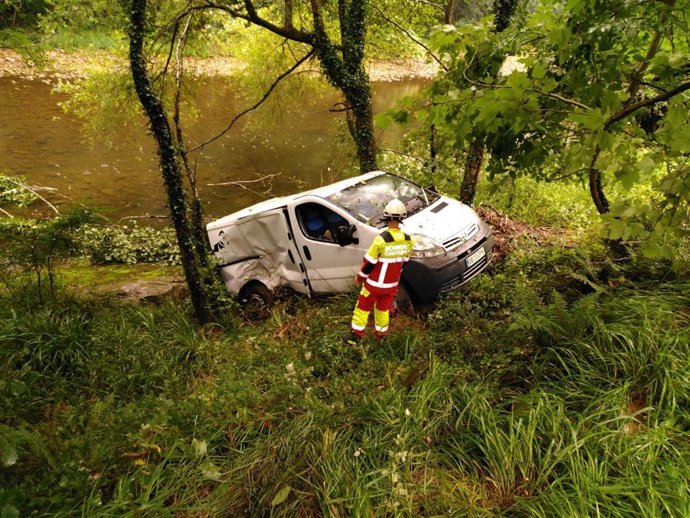 Una furgoneta se sale de la vía tras un accidente en la CA-142.