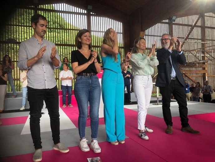 Diego Ruiz, Sira Rego, Antona Luengo, Yolanda Díaz y Rafael Cofiño en un acto político de Sumar en Gijón