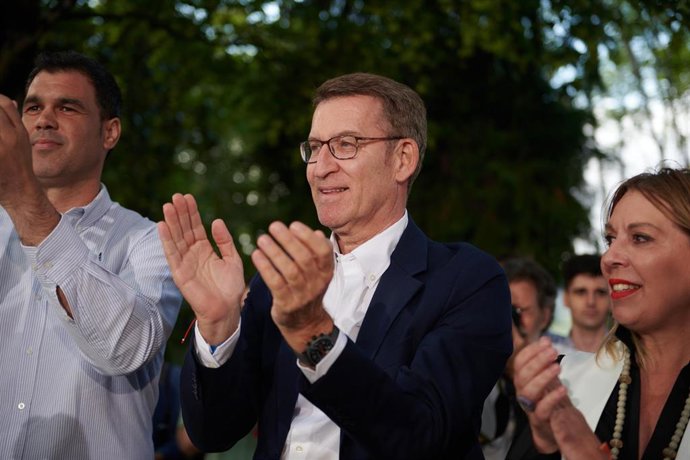El presidente del PP y candidato a la Presidencia del Gobierno de España, Alberto Núñez Feijóo, junto al presidente del PPN, Javier García, y la candidata del PPN al Senado, Amelia Salanueva