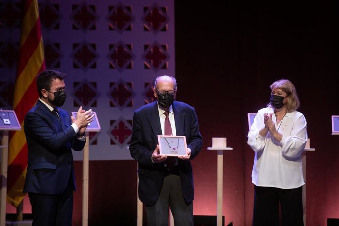 Archivo - El presidente de la Generalitat, Pere Aragons; el dibujante y guionista Francisco Ibáñez Talavera y la consellera de Cultura de la Generalitat, Natlia Garriga